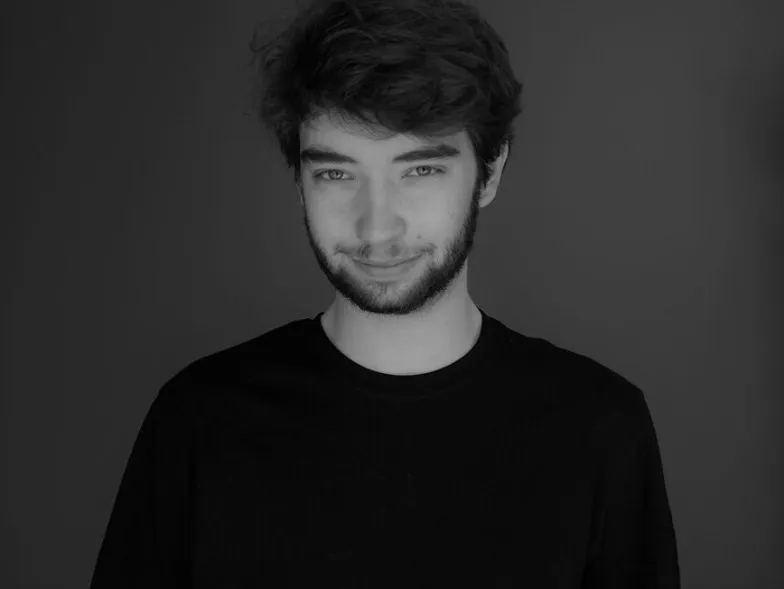Portrait de Shawn Parsons, en noir et blanc.